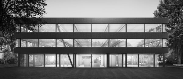 01 WALDRAP Schulhaus Zentrum Eingang